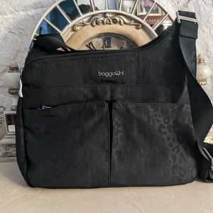 Baggallini Washable Crossover Crossbody W/RFID Wristlet Black Cheetah
